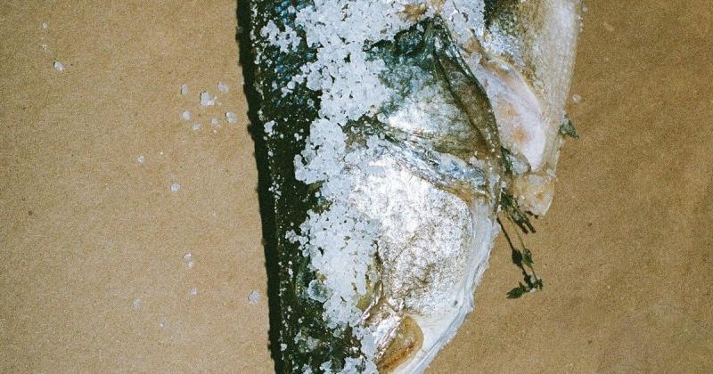 Скумбрія за 10 хвилин в пакеті: легкий рецепт для бездоганного смаку та охайності на кухні.